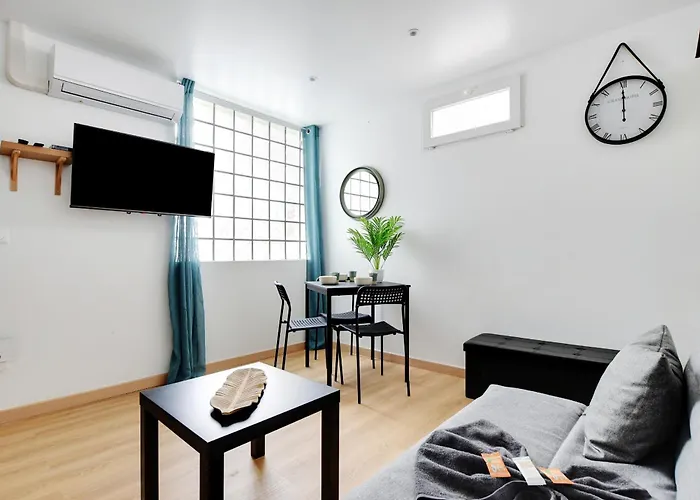 Charming 1 Bedroom - Romainville 1