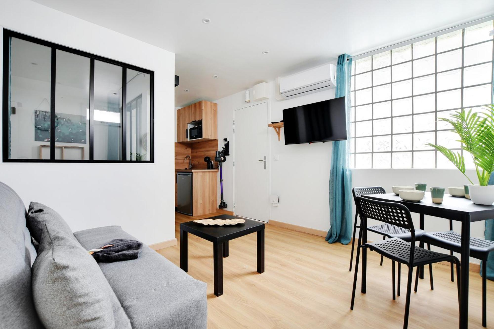 Charming 1 Bedroom - Romainville 1 *