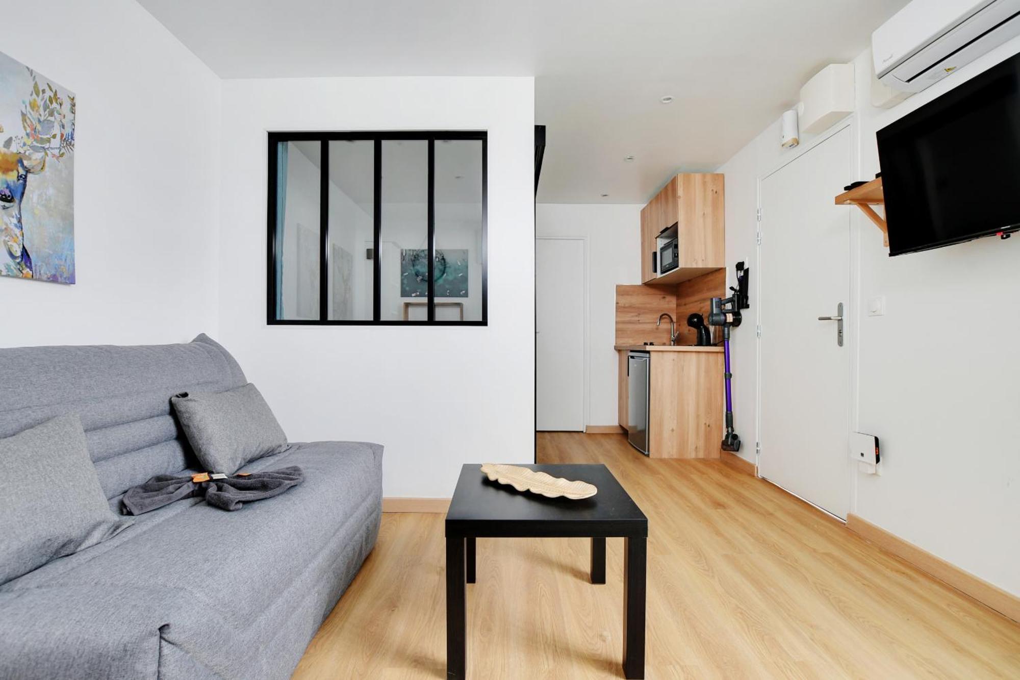 Charming 1 Bedroom - Romainville 1 Apartment *